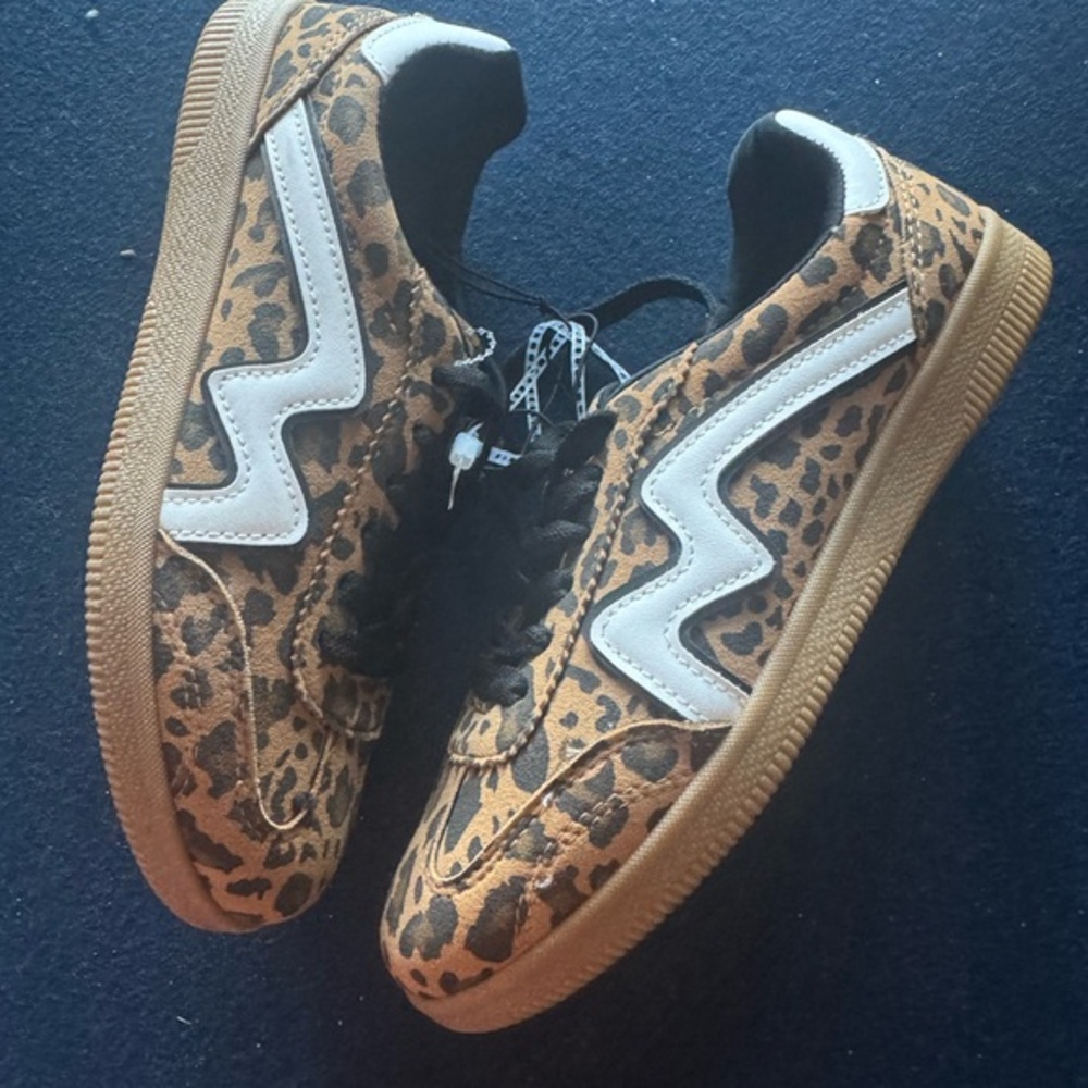 MADDEN GIRL sneaker in this season‘s hottest print!
Zoom in for all the details